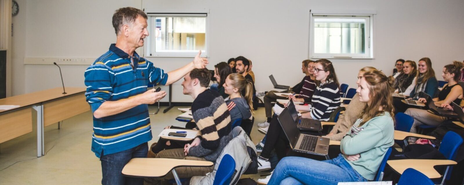 Een fysiotherapeut en onderzoeker van Adelante geeft onderwijs aan studenten bij de Universiteit Maastricht.