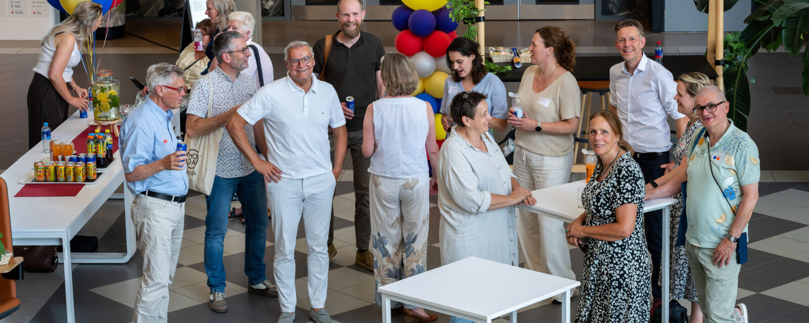 Ontvangst van bezoekers tijdens symposium 10 jaar Academische Werkplaats Revalidatie