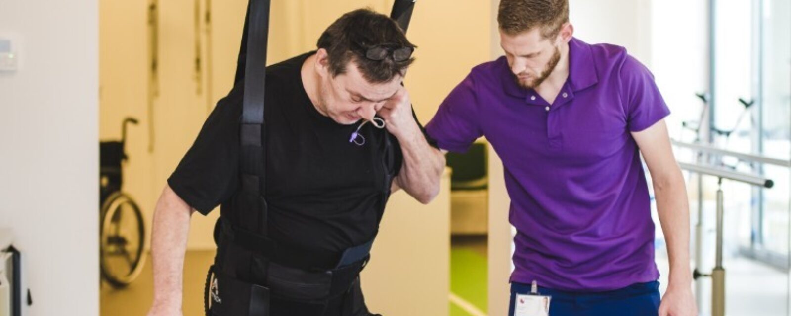 Patiënt oefent samen met fysiotherapie met de Zero-G